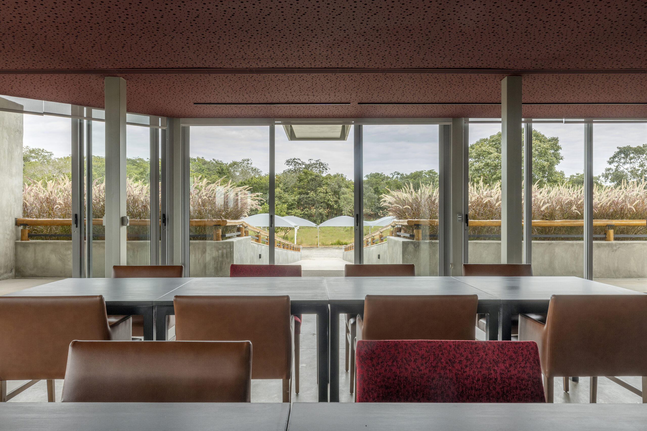 vista do receptivo para degustação guiada de vinhos na vinicola são patricio